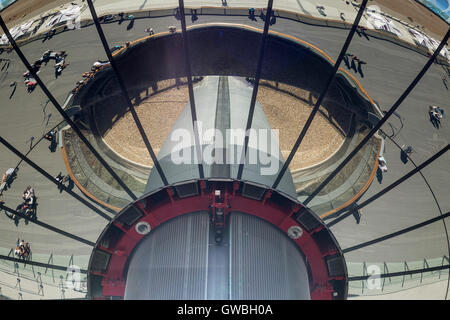 Vue détaillée de pod de i360 en dessous. JE360, Brighton, Royaume-Uni. Architecte : Marks Barfield Architects, 2016. Banque D'Images