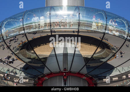 Vue détaillée de pod de i360 en dessous. JE360, Brighton, Royaume-Uni. Architecte : Marks Barfield Architects, 2016. Banque D'Images