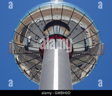 Vue détaillée de pod de i360 en dessous. JE360, Brighton, Royaume-Uni. Architecte : Marks Barfield Architects, 2016. Banque D'Images