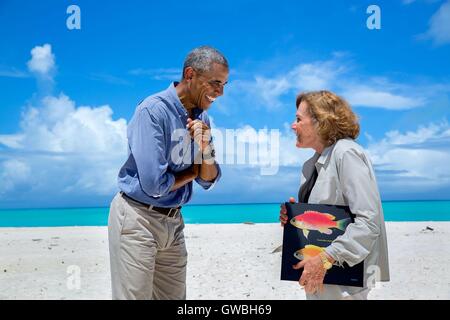 Président américain Barack Obama parle à l'océanographe Sylvia Earle, National Geographic Society Explorer en résidence au cours d'une visite à l'atoll de Midway, le 1 septembre, 2016 dans le Papahanaumokuakea Marine National Monument, nord-ouest des îles Hawaii. Banque D'Images