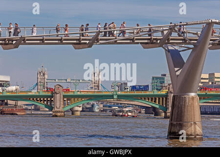 Les piétons traversant London's Millennium Bridge, avec Southwark et plus loin en aval des ponts de la tour Banque D'Images