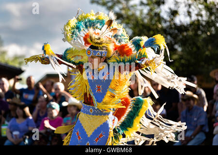 Les danseurs de la population d'Arapahoe habillés en costumes traditionnels exécuter une danse libre au Village indien au cours de Cheyenne Frontier Days le 25 juillet 2015 à Cheyenne, Wyoming. Frontier Days célèbre les traditions de l'ouest cowboy avec un rodéo, défilé et juste. Banque D'Images