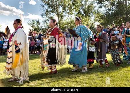 Les danseurs de la population d'Arapahoe habillés en costumes traditionnels se préparent à effectuer une danse libre au Village indien au cours de Cheyenne Frontier Days le 25 juillet 2015 à Cheyenne, Wyoming. Frontier Days célèbre les traditions de l'ouest cowboy avec un rodéo, défilé et juste. Banque D'Images