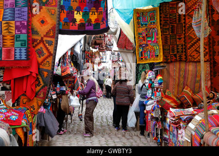 Dans les magasins de souvenirs et les acheteurs se tient, le dimanche, le marché de Pisac Pisac, Cusco, Pérou Banque D'Images