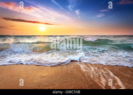 Magnifique coucher de soleil sur l'océan. Banque D'Images