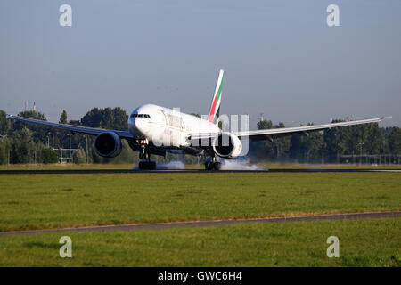 Emirates SkyCargo Boeing 777-200 atterrit sur la piste 18R de l'aéroport de Schipol à Amsterdam. Banque D'Images