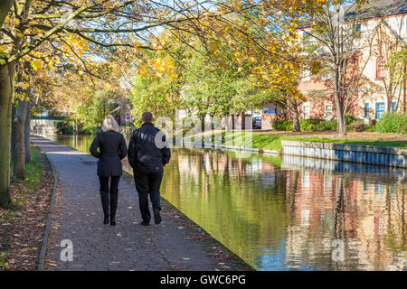 Couple en train de marcher le long d'un canal de halage en automne, Nottingham et canal de Beeston, Nottingham, England, UK Banque D'Images