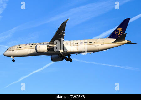 Saudi Arabian Airlines Boeing 787-9 de la piste 23R approches à l'aéroport de Manchester. Banque D'Images