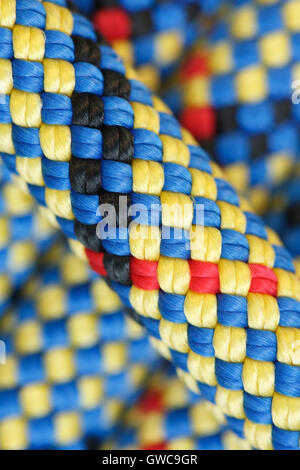 Gros plan d'une corde en nylon sur un fond de cordes Banque D'Images