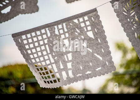 Bannière en papier tissu, décoration de mariage papel picado. Banque D'Images