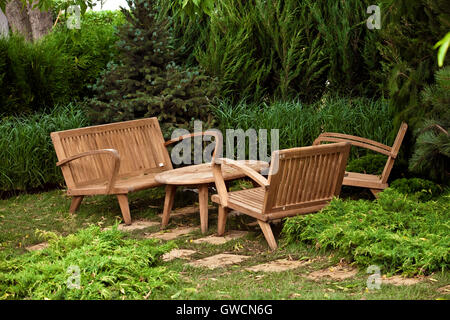 Table et chaises décoratives dans le jardin Banque D'Images