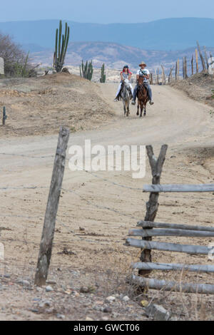 Équitation dans le désert tatacoa ; La Tatacoa désert est une région aride située dans le département de Huila dans la municipalité de Villa Banque D'Images