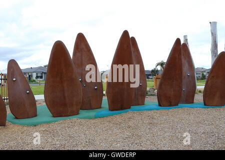 Le Stegosaurus avec plaques d'escalade prises d'escalade qui incorporent des éléments faisant du bruit à l'Est Parc Megasaurus Cranbourne Banque D'Images