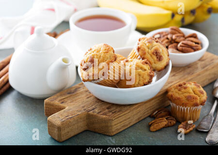 Muffins aux bananes sur grille de refroidissement Banque D'Images