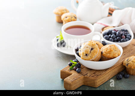 Muffins aux bleuets dans un bol Banque D'Images