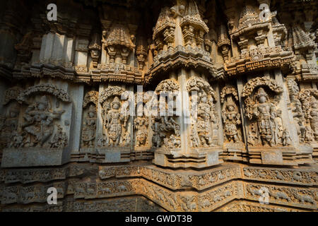 Déité sculpture sur eves de culte dans la paroi extérieure du temple Somanathapura Chennakesava à Mysore, Karnataka, Inde, Asie, Banque D'Images