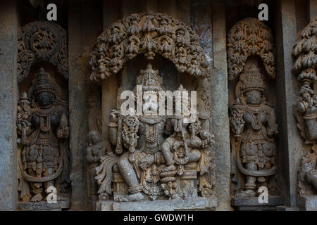 Close up de la déité sculptureof Narasimha sur la paroi extérieure de culte dans le temple de Chennakesava Somanathapura, Karnataka, Inde, Asie Banque D'Images