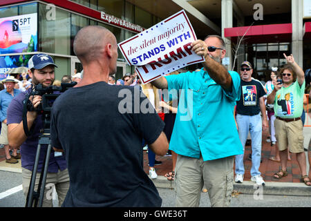 Donald Trump rassemblement à Asheville, NC, attire les manifestants en colère s'affronter avec des partisans sur les trottoirs avec des signes et des cris Banque D'Images