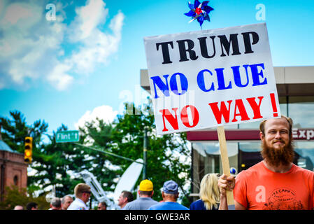 Donald Trump rassemblement à Asheville, NC, attire les manifestants en colère s'affronter avec des partisans sur les trottoirs avec des signes et des cris Banque D'Images