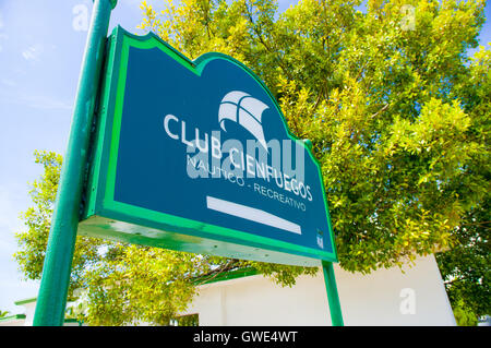 CIENFUEGOS, CUBA - Septembre 12, 2015 tennis : Cienfuegos et yatch club et marina sous le grand soleil soleil Banque D'Images