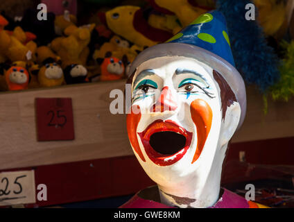 Fun fair clown à montrer côté alley Banque D'Images