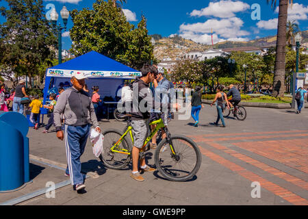 QUITO, ÉQUATEUR - marzo 23, 2015 : les cyclistes et les hommes non identifiés dans l'arrêt place de l'indépendance de Quito pour respirer un peu d'air frais Banque D'Images