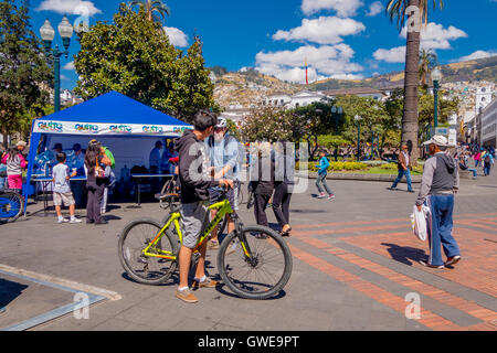 QUITO, ÉQUATEUR - marzo 23, 2015 : le cycliste non identifiés s'arrêter pendant un certain temps à la place de l'indépendance de Quito à l'eau potable et Banque D'Images