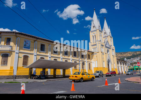 QUITO, ÉQUATEUR - marzo 23, 2015 : grande et imposante église couverte par un grand ciel. Beige et jaune dominé l'architecture, Banque D'Images