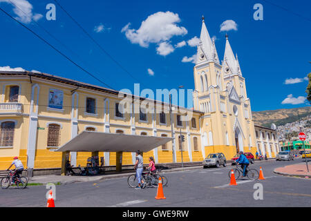 QUITO, ÉQUATEUR - marzo 23, 2015 : grande et imposante église couverte par un grand ciel. Beige et jaune dominé l'architecture. Banque D'Images