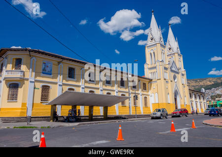 QUITO, ÉQUATEUR - marzo 23, 2015 : grande et imposante église couverte par un grand ciel. Beige et jaune dominé l'architecture, Banque D'Images