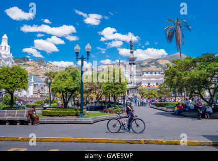 QUITO, ÉQUATEUR - marzo 23, 2015 : Un homme et son vélo passant trought la place de l'indépendance de Quito, 24 pour faire Banque D'Images