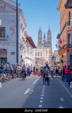 QUITO, ÉQUATEUR - marzo 23, 2015 : les cyclistes non identifié faisant excercice au centre historique de Quito, derrière la basilique b Banque D'Images