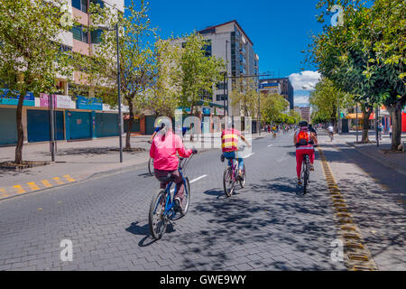 QUITO, ÉQUATEUR - marzo 23, 2015 : les beaux jours sont faites pour faire du sport, des personnes non identifiées, profitez de cette balade et bycicl Banque D'Images