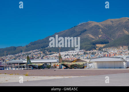 QUITO, ÉQUATEUR - marzo 23, 2015 : Deux avions inconnu abandonné au milieu du parc, cet espace permet d'être un aéroport, cit Banque D'Images