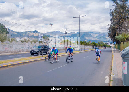 QUITO, ÉQUATEUR - marzo 23, 2015 : le cycliste non identifiés dans l'exercice faisant rue, route est fermée encourager les sports. Mountain Banque D'Images