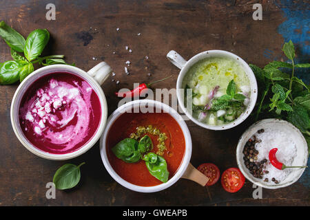 Variété de soupes végétarien froid de concombre à la menthe gaspacho de betteraves rouges, à la feta, tomates avec du pesto vert, servi avec se Banque D'Images