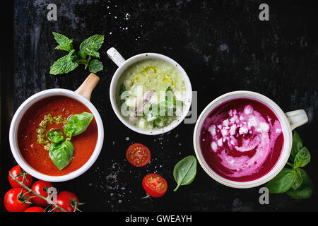 Variété de soupes végétarien froid de concombre à la menthe gaspacho de betteraves rouges, à la feta, tomates avec du pesto vert, servi avec se Banque D'Images