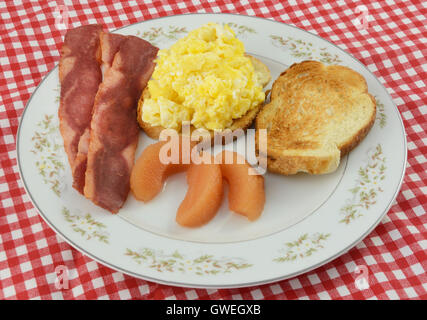 Petit-déjeuner de la Turquie bacon, œufs brouillés et des pommes sandwich Banque D'Images