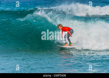 Un jeune Australien surfeur sur la vague, la plage de Bondi dans la banlieue Est Sydney Banque D'Images