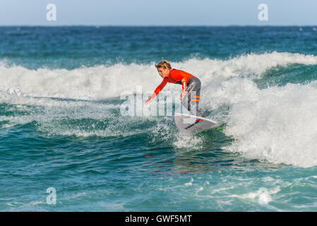 Un jeune Australien surfeur sur la vague, la plage de Bondi dans la banlieue Est Sydney Banque D'Images