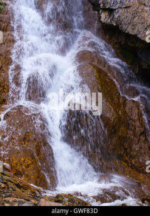 Belle cascade d'eau qui entre pierres et rochers dans les montagnes de l'Altaï, en Russie. Banque D'Images