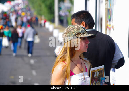 QUITO, ÉQUATEUR - juillet 7, 2015 : la vente d'une jeune fille non identifiée peu poster du pape Francsico avant d'entrer à la messe, visite à l'Equateur Banque D'Images