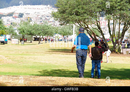 QUITO, ÉQUATEUR - le 7 juillet 2015 : Les hommes s'habiller avec la couleur bleue de marcher pour arriver au pape Francisco masse, à la fin d'un grand nombre de personnes Banque D'Images