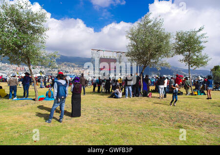 QUITO, ÉQUATEUR - le 7 juillet 2015 : les gens à la route du pape Francisco, masse en Equateur Banque D'Images