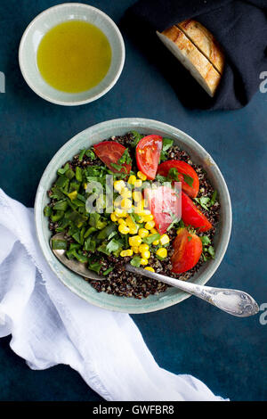 Poblano rôtis le quinoa garni de tomates, de maïs et de coriandre. Servi avec de l'huile d'olive et du pain. Photographié en vue de dessus sur un Banque D'Images