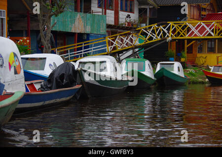 PASTO, COLOMBIE - Juillet 3, 2016 : certaines couleurs bateaux stationnés sur le port à côté de quelques maisons et sous un petit pont dans la cocha lake Banque D'Images