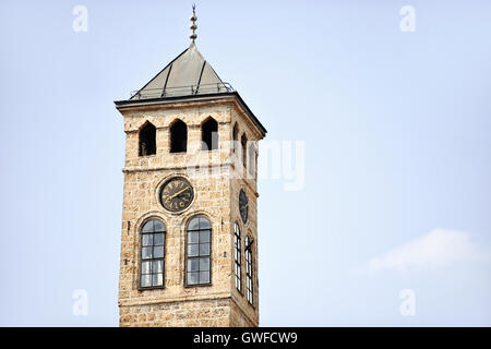 La vieille tour de l'horloge de Sarajevo est la seule tour de l'horloge dans le monde qui garde temps lunaire Banque D'Images