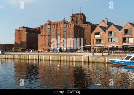 Vieux port historique et d'anciens entrepôts, ville hanséatique de Wismar, Mecklenburg-Vorpommern, Allemagne Banque D'Images