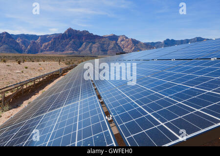 Afficher des panneaux solaires dans le désert de Mojave. Banque D'Images