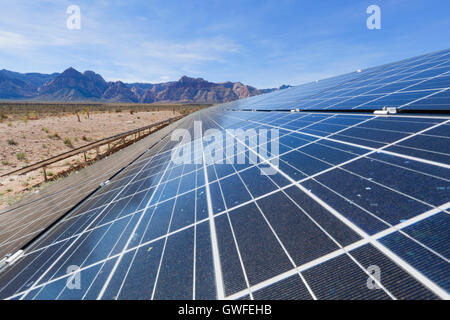 Afficher des panneaux solaires dans le désert de Mojave. Banque D'Images